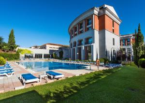Bazén v ubytovaní AZZ Mérida Medea Hotel alebo v jeho blízkosti