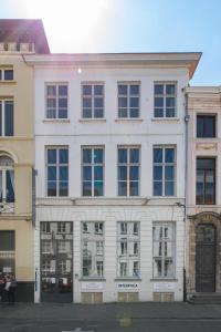 um edifício branco com muitas janelas numa rua em Hof Van Spanje em Gent
