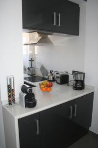 a kitchen with a bowl of fruit on a counter at OasisBeach Penthousse la Zénia in Playas de Orihuela