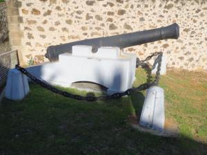 a toilet chained to a wall with a cannon at Residence Hôteliere Hurlevent in Grande Anse