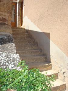 eine Treppe, die zu einem Gebäude führt in der Unterkunft Chambre d'hôtes Les Plaisances in Saint-Julien