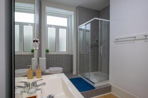 une salle de bain avec un lavabo, une douche et des toilettes dans l'établissement Cantinho do SAL Apartamento T3, à Aveiro