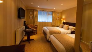 Телевизор и/или развлекательный центр в Langstone Cliff Hotel