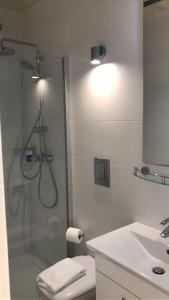 y baño con ducha, aseo y lavamanos. en Luciano Valletta Studio - Self Catering, en La Valeta