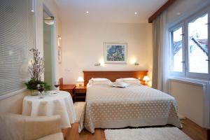 Postel nebo postele na pokoji v ubytování Royal Suites