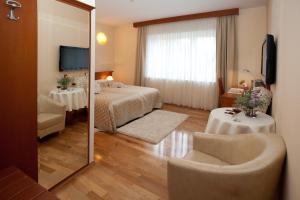 Postel nebo postele na pokoji v ubytování Royal Suites