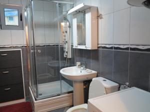 uma casa de banho com um WC, um lavatório e um chuveiro em Apartment Sunrise em Sveti Stefan