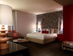 une chambre d'hôtel avec un lit et un canapé dans l'établissement Kimpton Hotel Monaco Seattle, an IHG Hotel, à Seattle