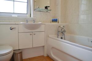Ванная комната в Bright 1 Bedroom Apartment In Edinburgh
