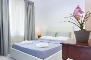a bedroom with a bed and a table with towels at Agora Apartment in Limenas
