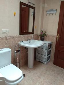 A bathroom at Ático al lado del mar,en las rías baixas