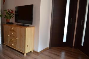 einen TV auf einer Holzkommode in einem Zimmer in der Unterkunft Velická izba in Poprad