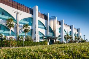 um edifício com palmeiras em frente em Senator Banus em Estepona