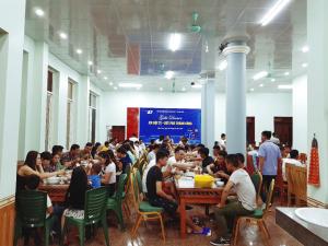 a large group of people sitting at tables in a room at Khách sạn Hồ Gươm in Sầm Sơn