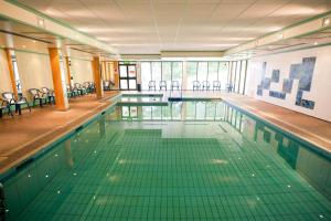 Бассейн в Langstone Cliff Hotel или поблизости
