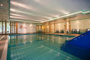 Бассейн в Langstone Cliff Hotel или поблизости