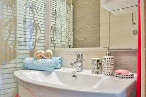 een badkamer met een wastafel en een spiegel bij Apartment Laura in Senj
