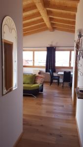 salon z zieloną kanapą i stołem w obiekcie Römerstraße 10 KG, Appartement Inntal w mieście Innsbruck