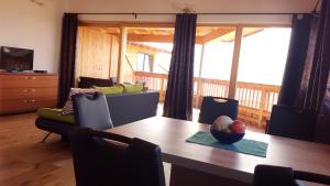 jadalnia z drewnianym stołem i kanapą w obiekcie Römerstraße 10 KG, Appartement Inntal w mieście Innsbruck
