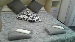 ジェノヴァにあるOTTO rossoの枕2つ付きのベッド