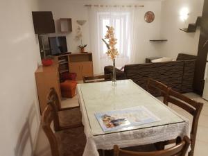 sala de estar con mesa y sofá en Apartment Varos, en Zadar