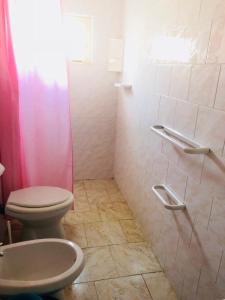bagno con servizi igienici e lavandino di Appartamenti Antonaci a Gallipoli