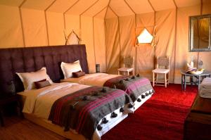 Postel nebo postele na pokoji v ubytování Ammar Luxury Camp + 37 fotografií