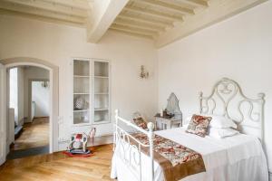 una camera bianca con un letto bianco di Apartment Matteotti a Greve in Chianti