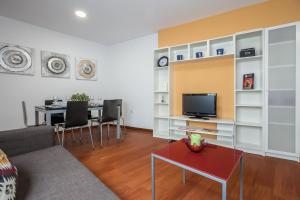 TV in/ali zabaviščno središče v nastanitvi Apartamentos Cuna 41