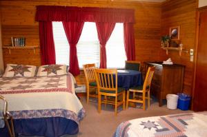 Ένα ή περισσότερα κρεβάτια σε δωμάτιο στο Crandell Mountain Lodge