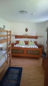 sypialnia z 2 łóżkami piętrowymi i dywanem w obiekcie Haus Maria w Arnoldstein