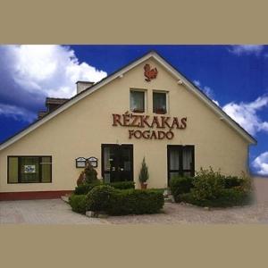 a building with the words reaganias todosa at Rézkakas Fogadó in Zirc