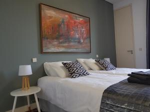 sypialnia z 2 łóżkami i obrazem na ścianie w obiekcie OHH - Porto Boutique Guest House w Porto