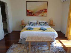 - une chambre avec un lit et une peinture murale dans l'établissement OHH - Porto Boutique Guest House, à Porto
