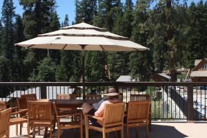 Svalir eða verönd á Montecito Sequoia Lodge