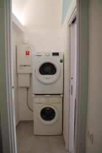 lavadora y lavadora en una habitación pequeña en Casa dei Gemelli en Minori