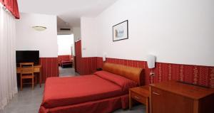 سرير أو أسرّة في غرفة في Hotel Napoleon