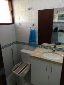 a bathroom with a toilet and a sink at Flat Luxo em Gravatá Winterville in Gravatá