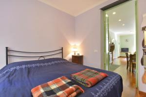 um quarto com uma cama com duas almofadas em il ricamo em Badalucco