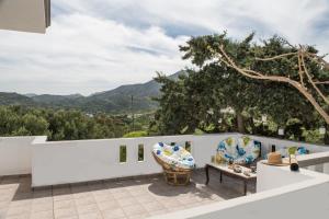 desde el balcón de una casa con mesa y sillas en Kyparissos Apartment I, en Kissamos