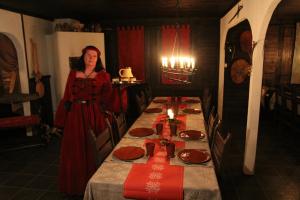 a woman standing in front of a long table at Wanha Autti Camping in Autti