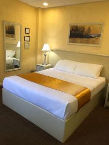 Giường trong phòng chung tại Hotel Cuellar