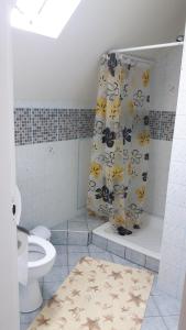 Bathroom sa Tiszai Vándor Apartmanház