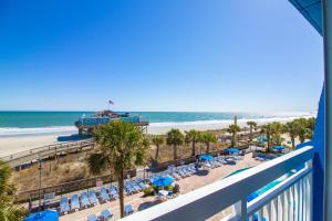 默特爾海灘的住宿－Yachtsman Oceanfront Resort，从度假村的阳台上可欣赏到海滩景色