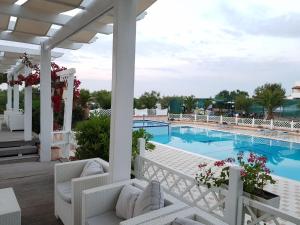 widok na basen w ośrodku w obiekcie Villaggio Camping Oasi w mieście Vieste