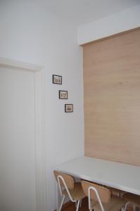 パルガにあるZotos residenceの壁のある部屋(テーブル、椅子付) +16枚の写真