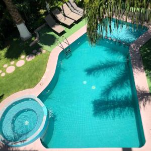 Hồ bơi trong/gần Hotel Cuellar