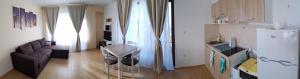 un salon avec un canapé et une table dans l'établissement Boulevard Sea Residence, à Sunny Beach