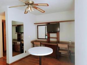 a living room with a ceiling fan and a table at Hotel Del Parque in Tequisquiapan