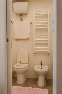 プティニャーノにあるB&B Svago in Centroのバスルーム(トイレ、洗面台付)